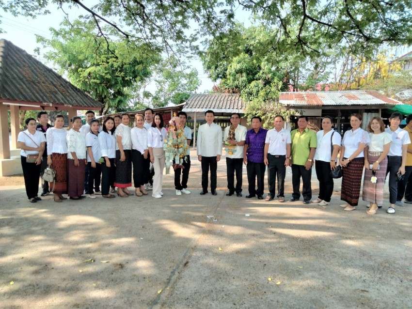 วันที่ 9 พฤษภาคม 2567 ท่านนายกมงคุณ กันยาสุด คณะผู้บริหาร ผู้นำหมู่บ้าน พนักงานองค์การบริหารส่วนตำบลเขื่อน ร่วมเป็นเจ้าภาพทอดผ้าป่าสามัคคี ชาวอำเภอโกสุมพิสัย ประจำปี 2567 แห่พระพุทธมงคลสารคามประทานพร ณ วัดจันทอุทัย